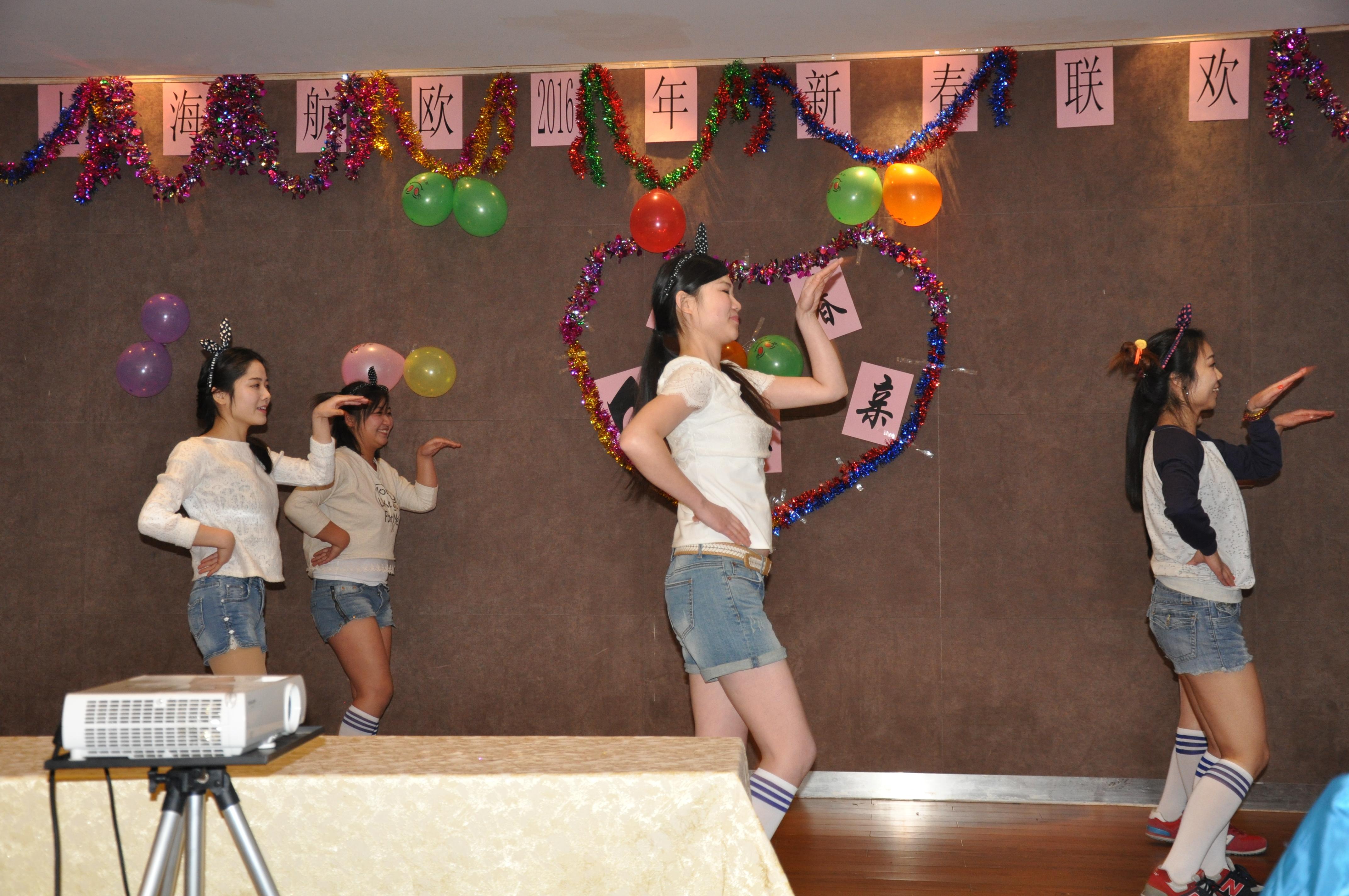 舞蹈《小雞小雞》激情洋溢，活力四射，跳出了大家對2016年的幸福憧憬